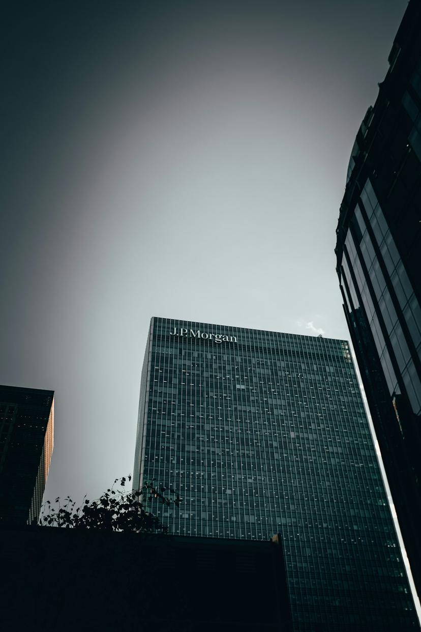 JPMorgan Shares Fall 2% Despite Earnings Beat as Banking Fees Decline