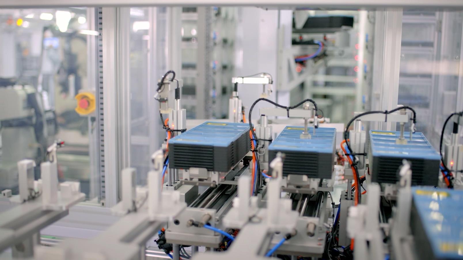 ASE Technology Holding Co., Ltd. (NYSE:ASX) Navigates AI Boom Amidst Insider Selling and Valuation Concerns