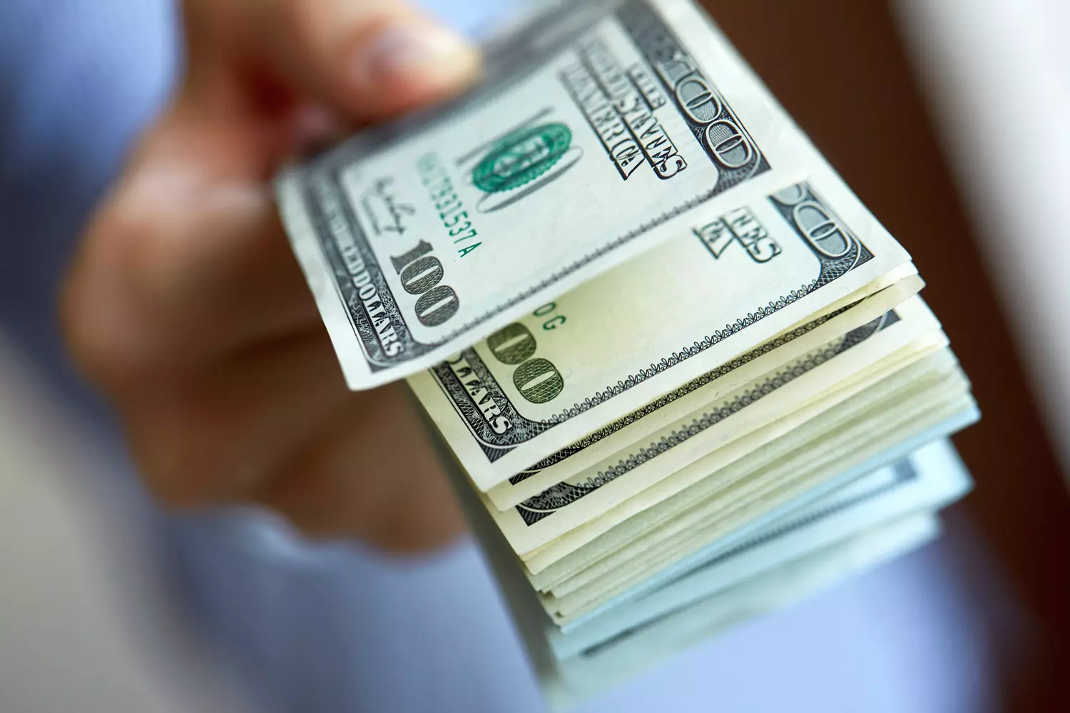 Neuberger Berman Strategists Predict Further Dollar Decline Amid Shifting Investor Flows