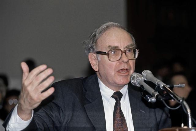 Buffett Leaves CEO With 373B Cash, Raising Wall Street Valuation Risk