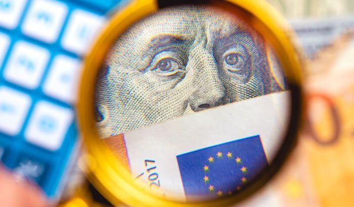 StanChart Sees Softer Dollar, Boosts Euro Forecast to 1.16