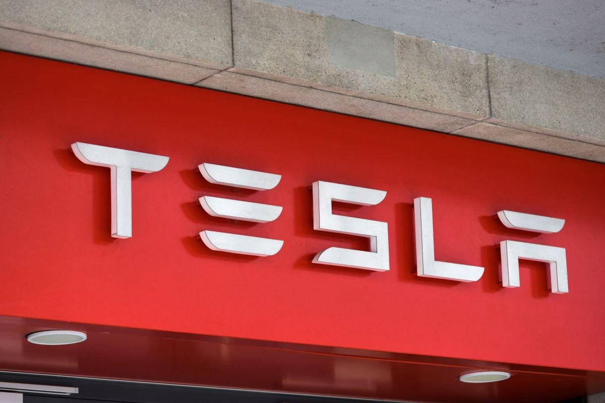 Tesla Flags Q4 Delivery Drop, Raising 2026 Margin and Multiple Risk