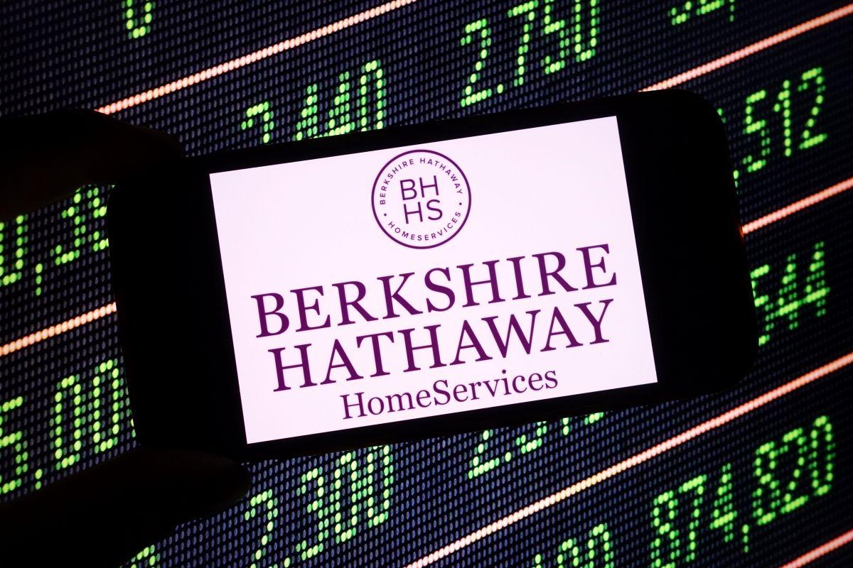 Buffett Retires as Berkshire CEO, Abel Faces $350B Cash
