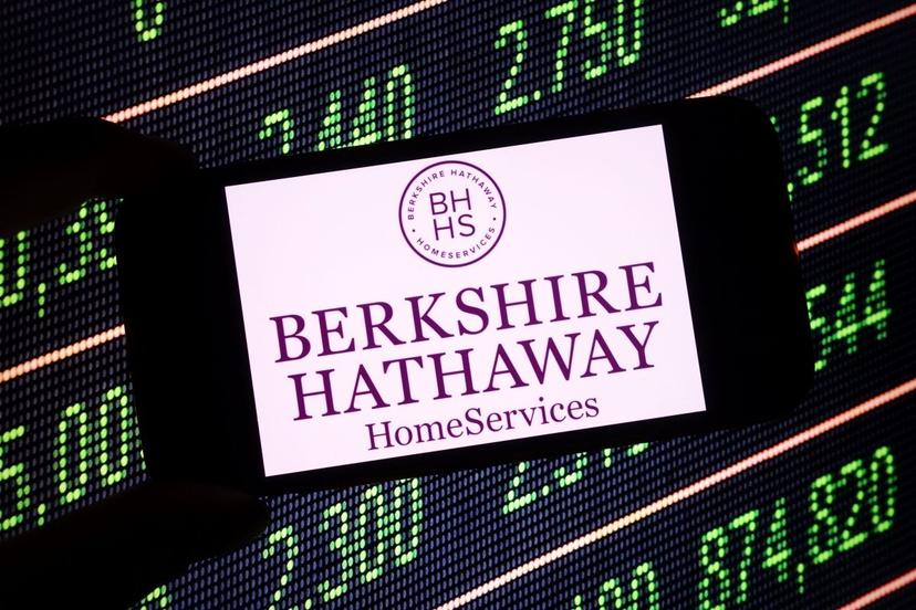 Buffett Retires as Berkshire CEO, Abel Faces $350B Cash