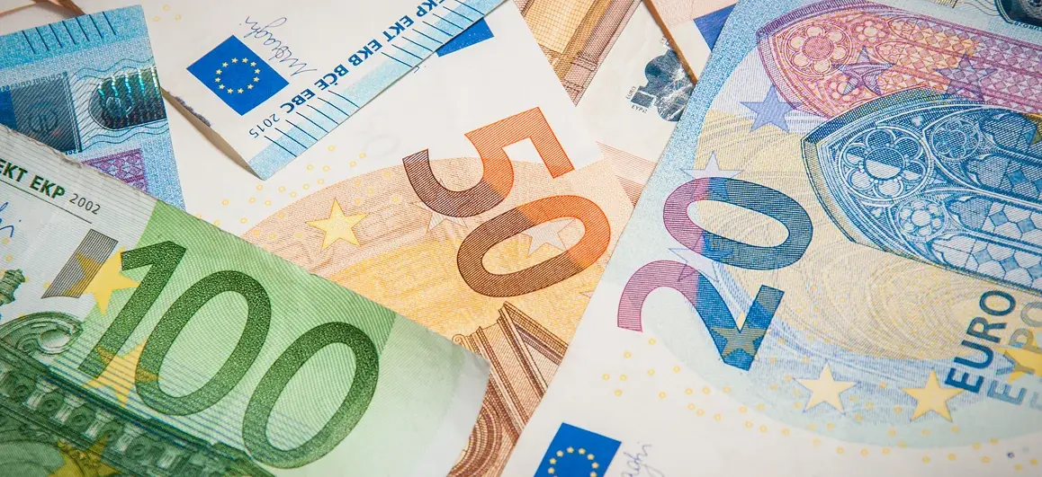 EUR/USD Holds Below 1.18 as Markets Weigh Trade Pact Hopes and ECB Pause