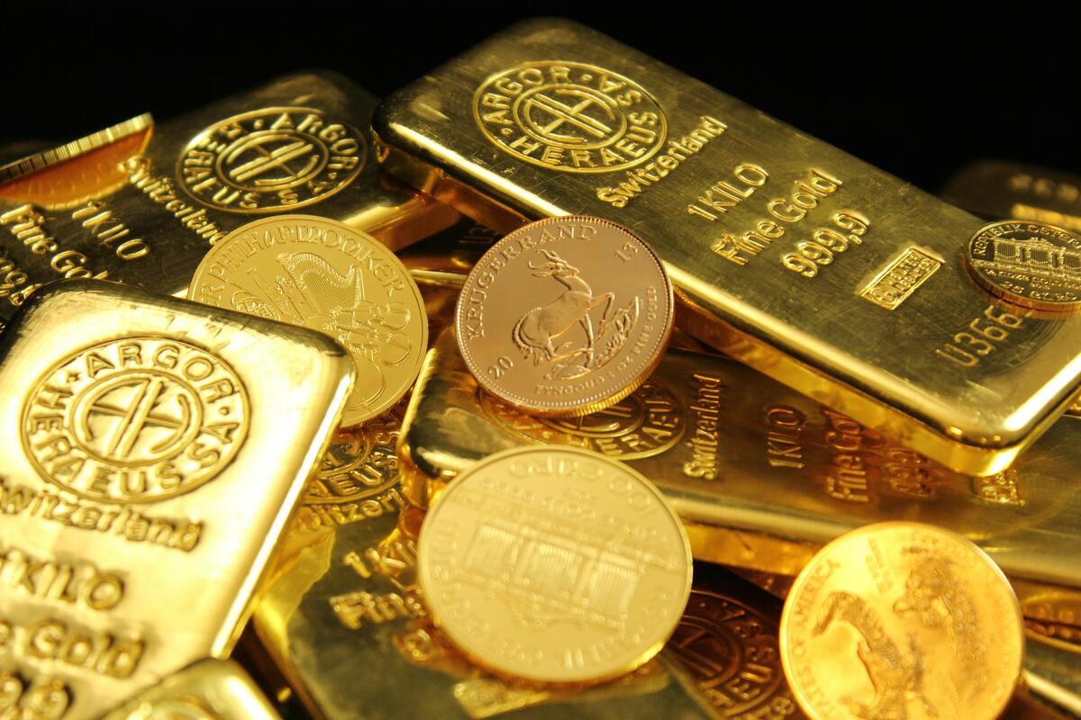Gold Price Retracts from Two-Week High; $3,300 Key Level for Bulls