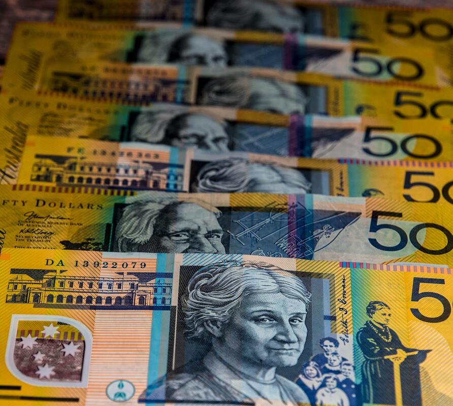 Australian Dollar Rises Despite Rate Cut Prospects, Focus Shifts to Fed Commentary