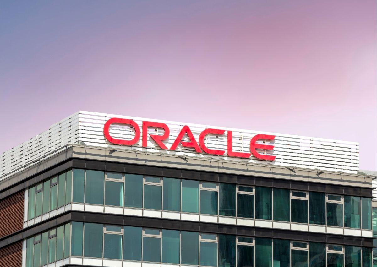 Oracle Stock Slides Toward Worst Quarter Since 2001 on AI Spending